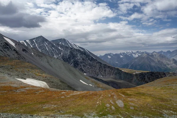 로키는 알타이 산맥에 드문드문 지나게 됩니다 산봉우리들 — 스톡 사진