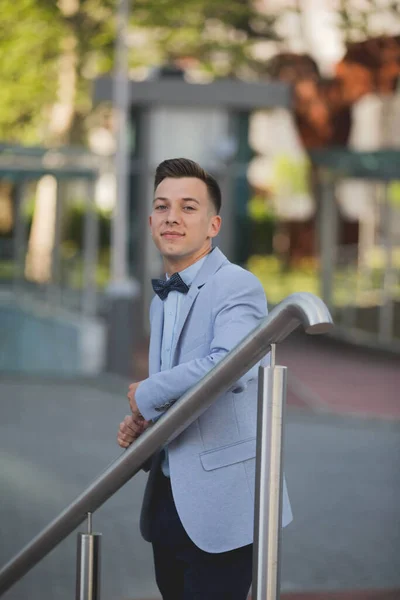 Jovem Elegante Confiante Terno Apoiado Corrimão Metálico — Fotografia de Stock