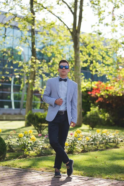 Jovem Homem Elegante Terno Com Pernas Cruzadas Parque — Fotografia de Stock