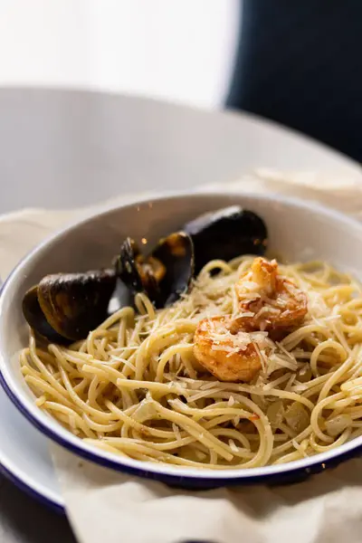 Portion Appetizing Fresh Spaghetti Pasta Seafood White Bowl — Foto de Stock