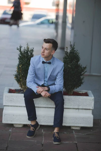Homem Bonito Elegante Terno Sentado Vaso Flores Pedra — Fotografia de Stock