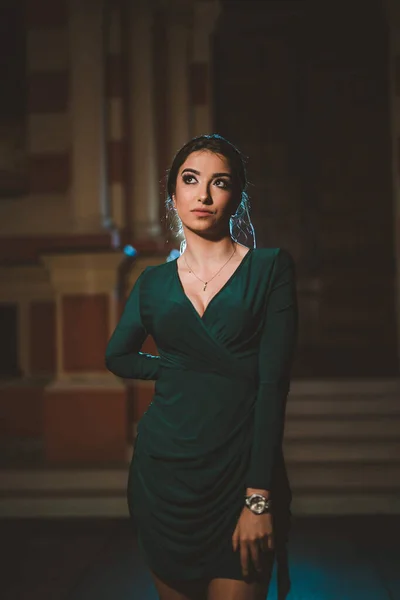 Vertikal Bild Ung Vit Kvinna Poserar Elegant Grön Klänning Natten — Stockfoto