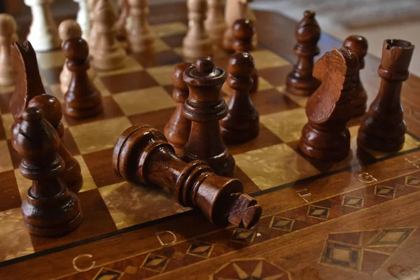 Closeup Shot Knocked King Piece Chessboard — Stok fotoğraf
