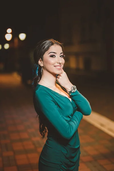 Tiro Vertical Uma Jovem Mulher Elegante Vestido Verde Posando Livre — Fotografia de Stock