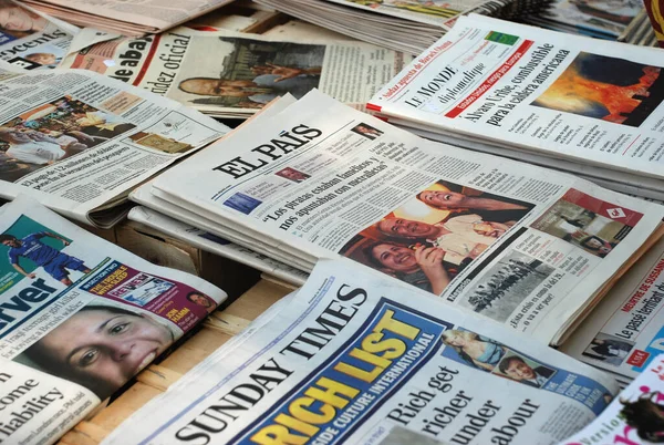 Paris France Apr 2008 Table Full Piles International Newspapers — Photo