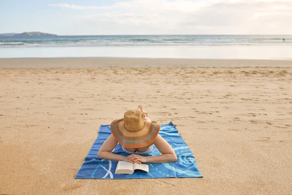 Girl Lying Towel Reading Book Beach — Stock Fotó