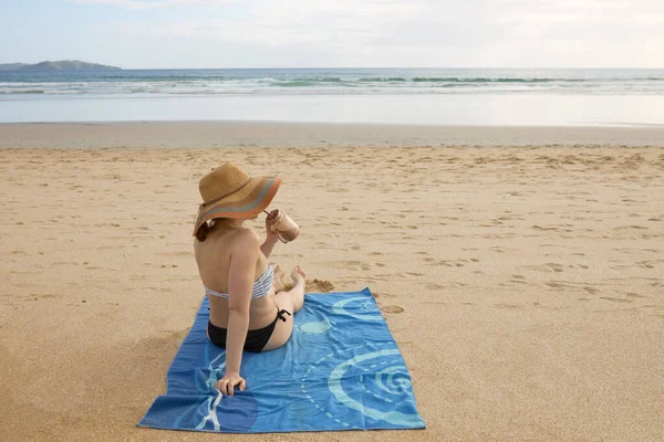 Girl Beach Sitting Towel Drinking Natural Nutritional Juice — 图库照片