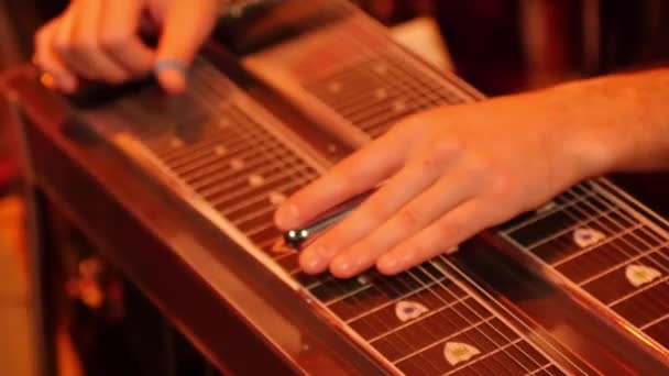Чоловічі Руки Грають Струнному Музичному Інструменті Крупним Планом — стокове відео