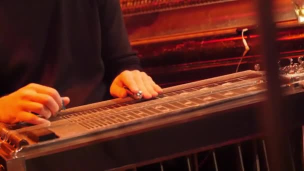 Mãos Masculinas Tocando Instrumento Musical Com Cordas Vista Perto — Vídeo de Stock