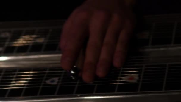 Мужские Руки Играющие Струнном Музыкальном Инструменте Вблизи — стоковое видео