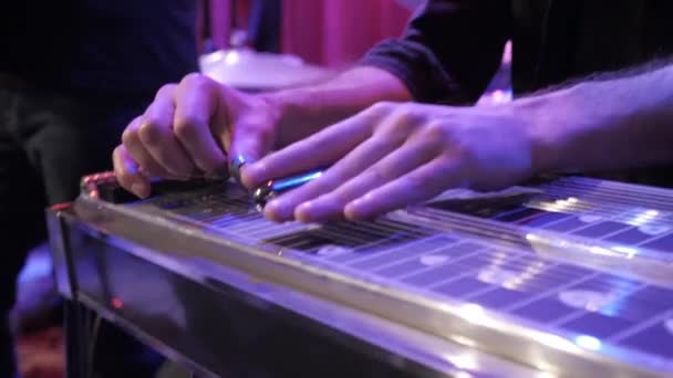 Manos Masculinas Tocando Instrumento Musical Cuerda Vista Cercana — Vídeos de Stock