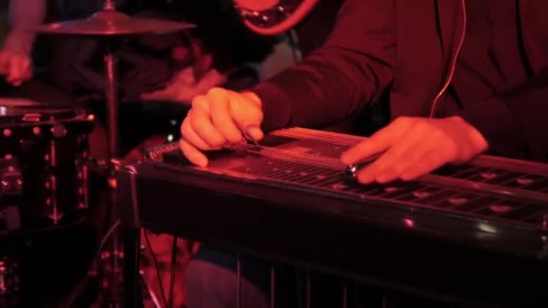 Manos Masculinas Tocando Instrumento Musical Cuerda Vista Cercana — Vídeos de Stock