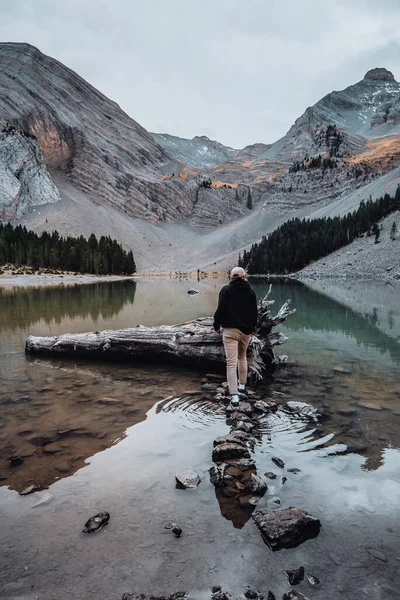 Vertical Shot Mountainous Landscape Lake Male Standing Rocks Water — Stock Fotó