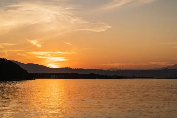 Μια Μαγευτική Θέα Ενός Όμορφου Θαλασσινού Τοπίου Στο Γραφικό Ηλιοβασίλεμα — Φωτογραφία Αρχείου