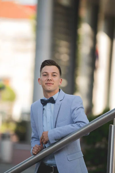 Confident Stylish Young Man Suit Leaning Metallic Railing — Stock Photo, Image