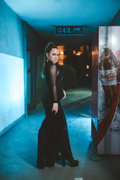 Vertical Shot Sexy Young Female Posing Illuminated Hallway — ストック写真