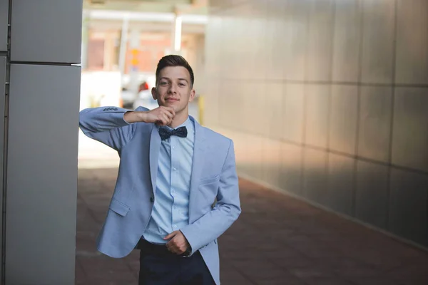 Jovem Elegante Terno Com Mão Seu Queixo Com Espaço Cópia — Fotografia de Stock