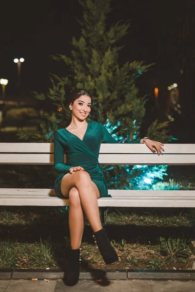 Uma Jovem Mulher Bósnia Herzegovina Vestido Elegante Verde Sentado Posando — Fotografia de Stock