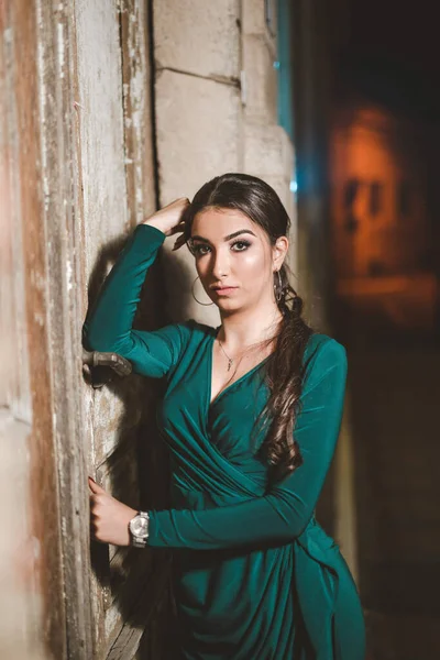 Colpo Verticale Una Giovane Femmina Elegante Abito Verde Posa All — Foto Stock