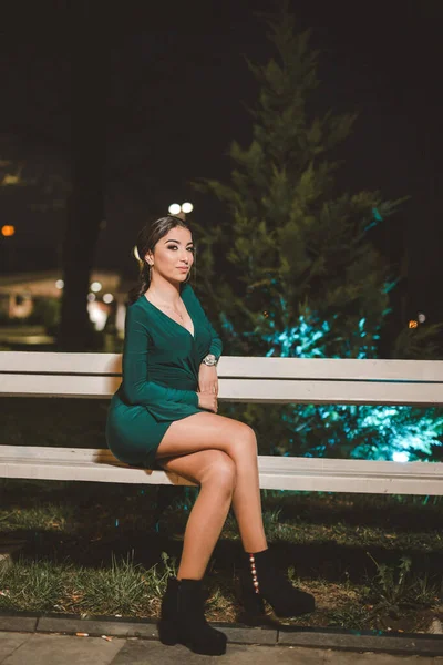 Een Jonge Vrouw Uit Bosnië Herzegovina Een Groene Elegante Jurk — Stockfoto