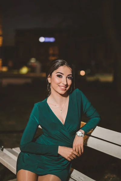 Uma Jovem Mulher Bósnia Herzegovina Vestido Elegante Verde Sentado Posando — Fotografia de Stock