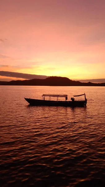 Vertical Shot Fishing Boat Sunrise Sky Background Cambodia — Stok fotoğraf