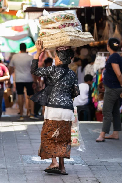 Vertical Shot Senior Female Carrying Products Head Asian Market — Stock Fotó