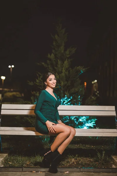 Молода Жінка Боснії Герцеговини Зеленій Елегантній Сукні Сидить Подає Парку — стокове фото