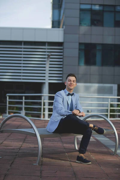 Jovem Elegante Terno Sentado Banco — Fotografia de Stock