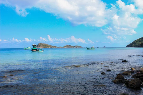 Beautiful Seascape Island Ships Blue Sky Background — Foto de Stock