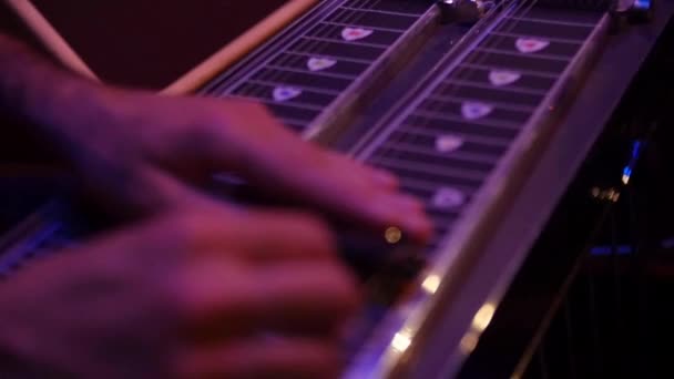 Mãos Masculinas Tocando Instrumento Musical Com Cordas Vista Perto — Vídeo de Stock