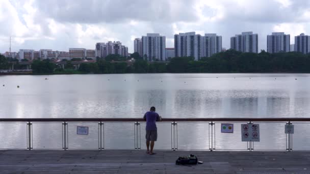 Bărbat Care Face Fotografii Caută Jurong Lake Singapore — Videoclip de stoc