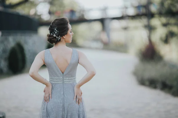 Una Joven Atractiva Mujer Caucásica Con Maquillaje Usando Hermoso Vestido — Foto de Stock