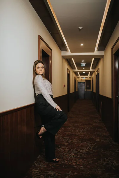 Koridorda Poz Veren Klasik Kıyafetli Genç Bir Kadın — Stok fotoğraf