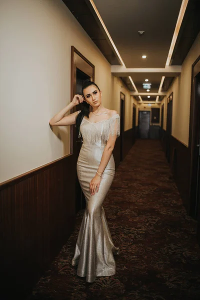 Uma Mulher Adulta Vestindo Elegante Vestido Longo Posando Corredor Hotel — Fotografia de Stock