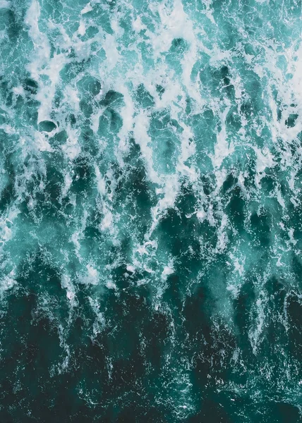 Eine Vertikale Aufnahme Der Meereswellen Und Des Schaums Perfekt Für — Stockfoto