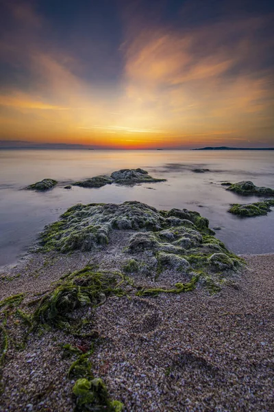 Ein Wunderbarer Sonnenuntergang Über Einem Sandstrand — Stockfoto