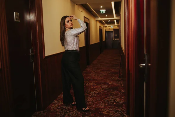 Takım Elbise Giyen Otel Odasında Poz Veren Zarif Bir Kadının — Stok fotoğraf