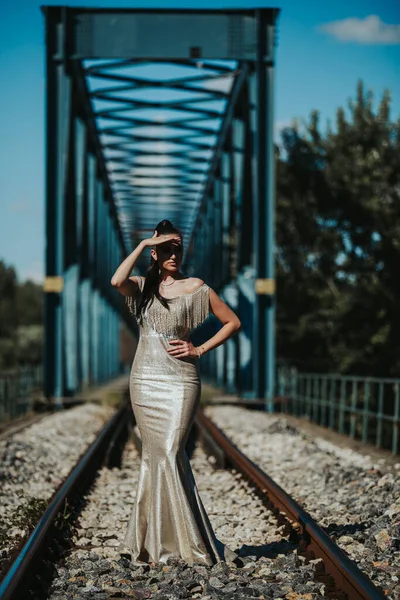 Молода Жінка Елегантній Сукні Позує Камеру Залізничній Станції — стокове фото