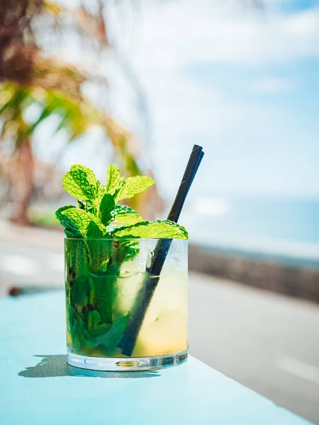 Vertical Shot Minty Cocktail Table Bar Beach Daylight — Zdjęcie stockowe