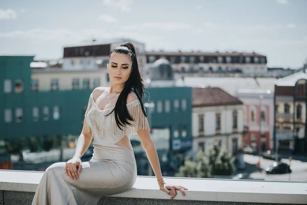 Mladá Sexy Žena Luxusních Večerních Šatech — Stock fotografie