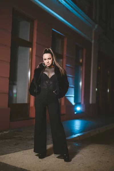 Una Mujer Elegante Bosnia Herzegovina Con Abrigo Negro Ciudad Nocturna — Foto de Stock