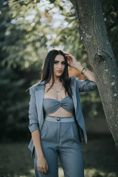 Uma Mulher Sexy Bósnia Herzegovina Terno Azul Moda Posando Floresta — Fotografia de Stock