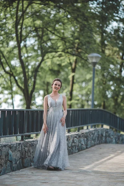 이브닝 드레스를 아름다운 화장을 매력적 — 스톡 사진