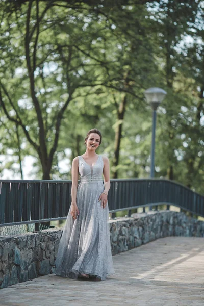 Atrakcyjna Młoda Biała Kobieta Pięknym Makijażem Eleganckiej Sukni Wieczorowej — Zdjęcie stockowe