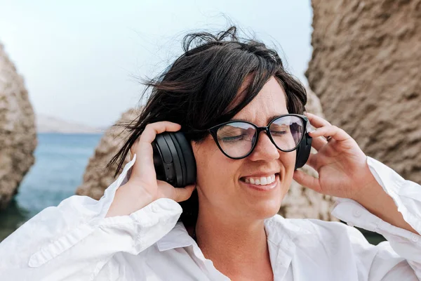 Retrato Jovem Com Óculos Desfrutando Enquanto Ouve Música Praia — Fotografia de Stock
