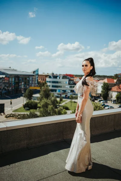 Tiro Vertical Uma Bela Mulher Caucasiana Vestido Elegante Posando Telhado — Fotografia de Stock