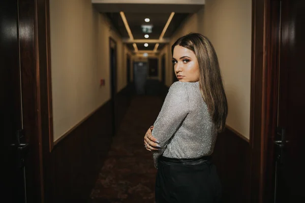 Una Giovane Donna Caucasica Attraente Posa Corridoio — Foto Stock