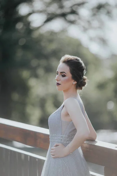 エレガントなイブニングドレスを着た美しいメイクを持つ魅力的な若い白人女性 — ストック写真