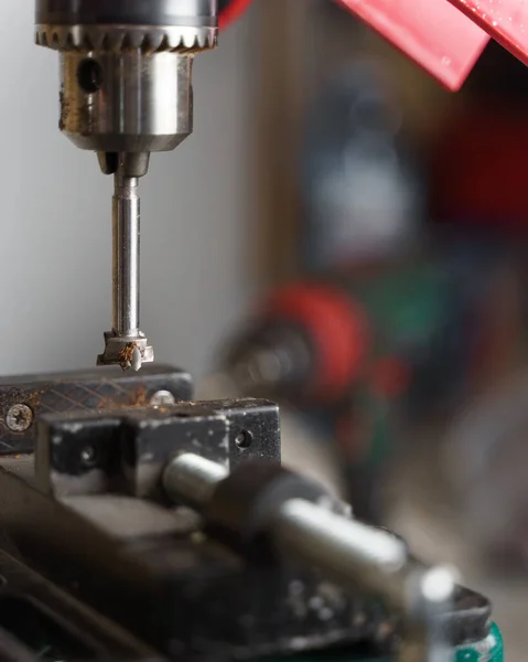 Yıpranmış Bir Kalas Üzerinde Odun Kesme Makinesinin Dikey Hali — Stok fotoğraf